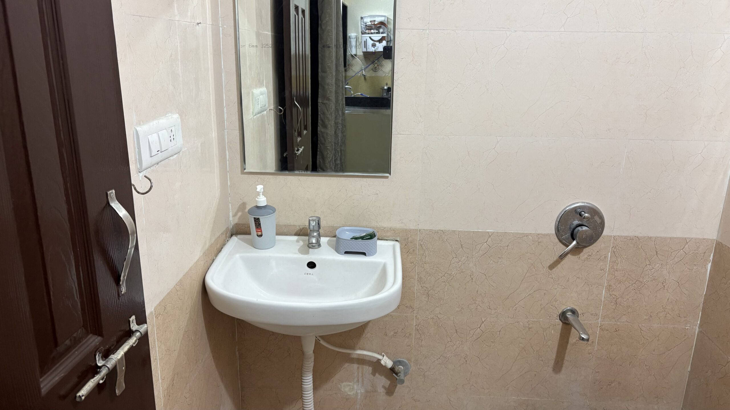 elite-homes-raipur-clean-bathroom-raipur-homestay
